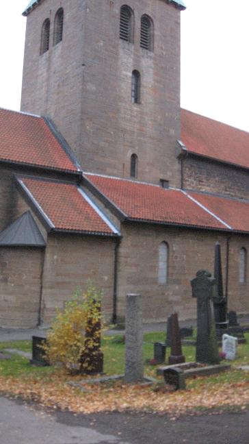 Gamle Aker Kirke - cemetary outside church